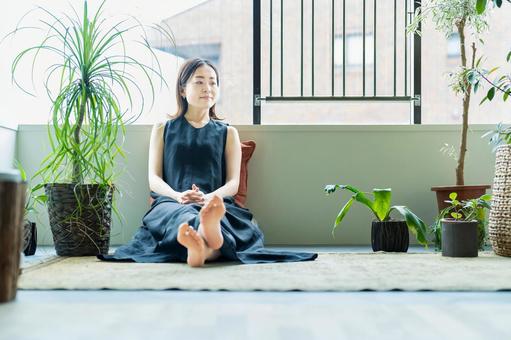 A woman relaxing surrounded by foliage plants, se détendre, style de vie, la vie, JPG