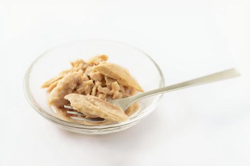 ガラス皿に乗せたツナ+フォーク乗せ ツナ,シーチキン,フォークの写真素材