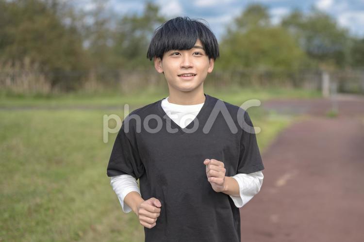 青空と爽やかに走る若い男性 スポーツ,運動,走るの写真素材