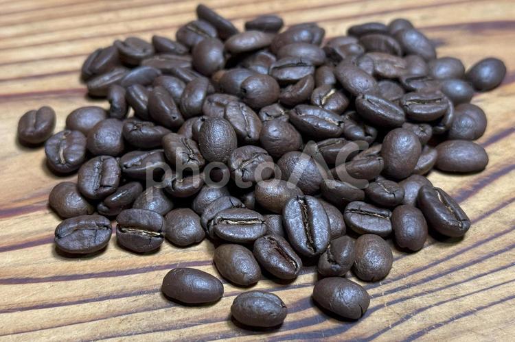 杉板の上のコーヒー豆 珈琲豆,焙煎,コーヒー豆の写真素材
