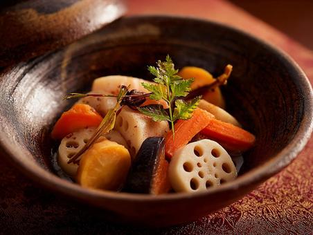 彩り豊かな和風煮込みの写真