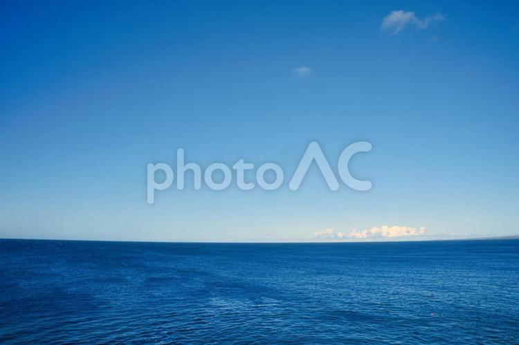 ハワイの青い海と空 ハワイ,波,青の写真素材