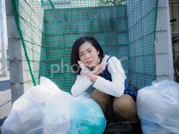 34：ゴミ捨てのマナー違反を指摘する女性 ゴミ,ゴミ捨て,マナーの写真素材