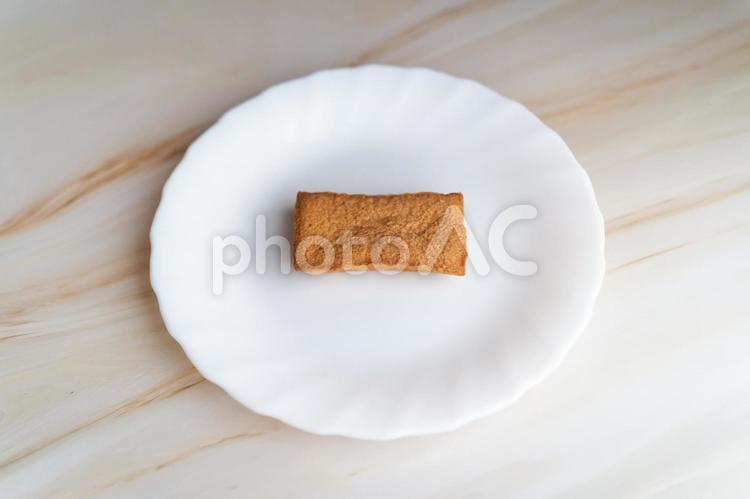 白皿にひとつのフィナンシェ① フィナンシェ,焼き菓子,スイーツの写真素材