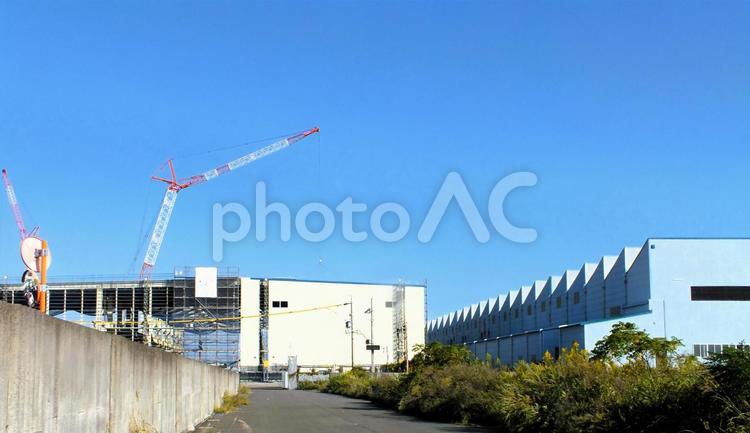 のこぎり屋根の工場の隣に建設中 のこぎり屋根,工場,隣の写真素材