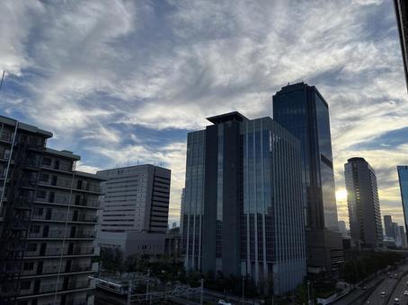 ビルと夕日 ビル,オフィス,マンションの写真素材