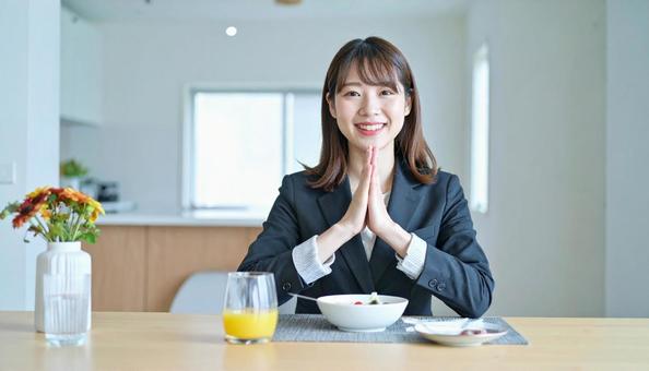 健康的で美しい女性の朝食風景 健康的で美しい女性の朝食風景の写真