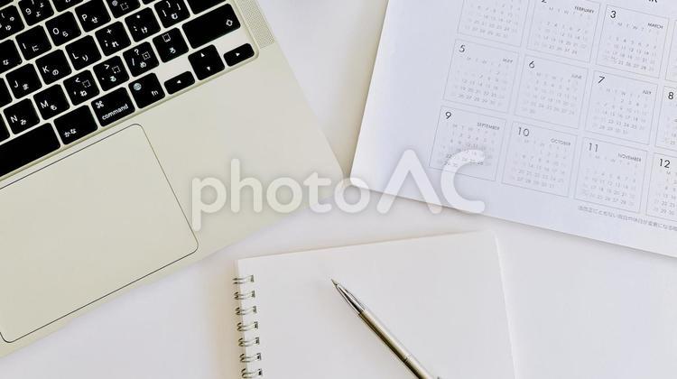 パソコンとカレンダー　シフト管理 パソコン,カレンダー,シフトの写真素材