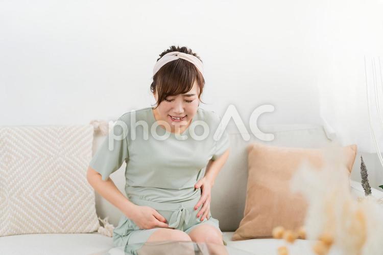 妊娠中に体調不良になる女性（陣痛） 陣痛,破水,死産の写真素材