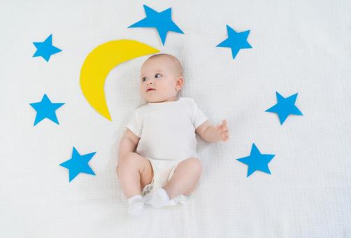 星と月に囲まれた仰向きの赤ちゃん 星と月に囲まれた仰向きの赤ちゃん 赤ちゃん,かわいい,仰向けの写真素材