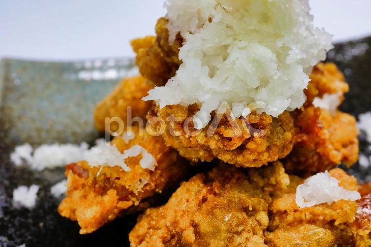 鶏のから揚げに鬼おろしの雪化粧 唐揚げ,鶏モモのから揚げ,鶏のから揚げの写真素材