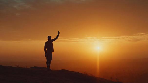 絶景を撮影する男性 絶景を撮影する男性の写真