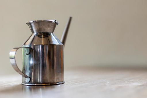 ミニマルな銀色のオイル差し オイル差し,オイラー,シルバーの写真素材