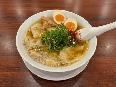 ワンタン（味玉トッピング） ワンタンメン,ラーメン,ワンタンの写真素材