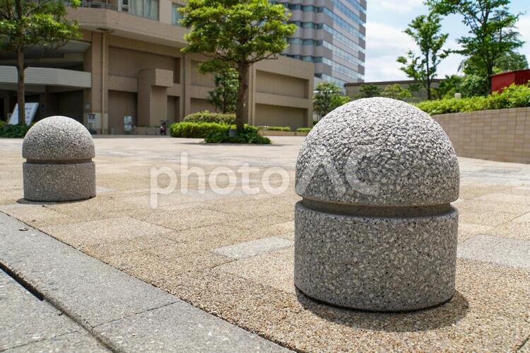 マンションの車止めのオブジェ 車止め,マンション,進入禁止の写真素材