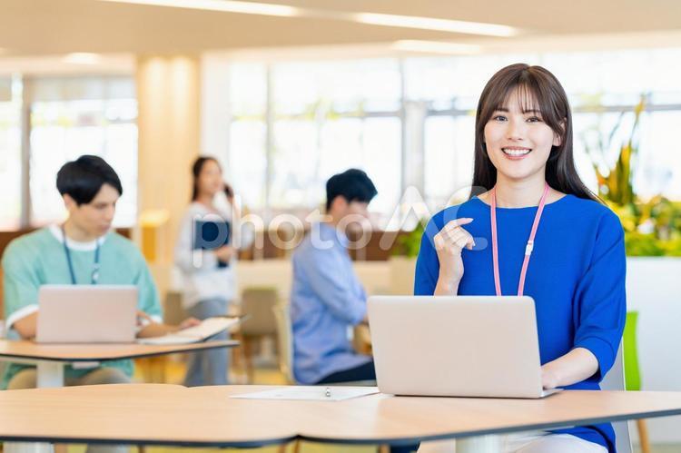 オフィスで働く若いビジネスウーマン オフィス,ビジネス,女性の写真素材