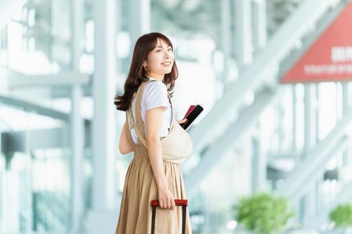 空港でパスポートを持つ旅行中の女性 空港でパスポートを持つ旅行中の女性 女性,旅行,空港の写真素材