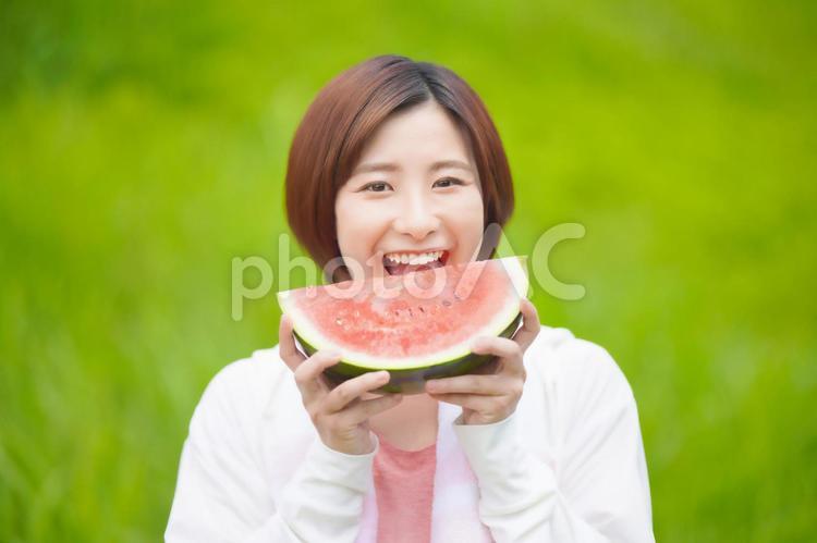 スイカを食べようとする女性 スイカ,女性,日本人の写真素材