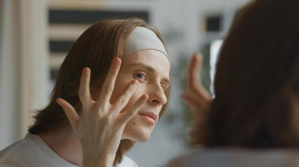 鏡に映ったスキンケアするヘアバンドをした男性 男性,外国人,欧米人の写真素材