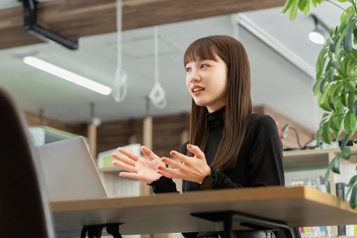笑顔で対話をする女性・ビジネスウーマン 笑顔で対話をする女性・ビジネスウーマンの写真