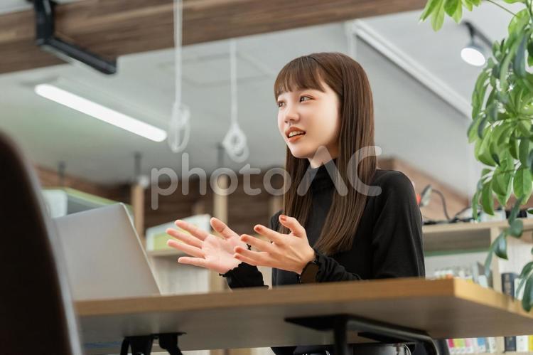 笑顔で対話をする女性・ビジネスウーマン 女性,ビジネス,笑顔の写真素材