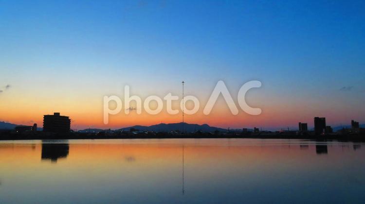 ４月下旬の池の朝焼け 背景,朝焼け,日の出の写真素材