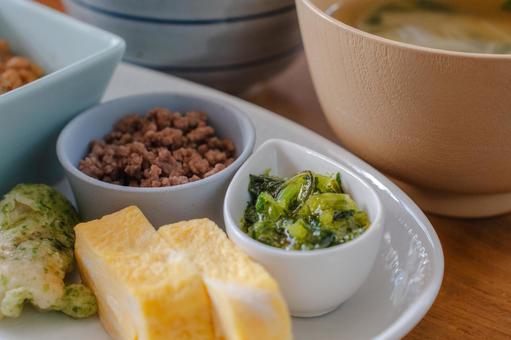 和食の朝食セット ご飯と味噌汁と納豆 和食の朝食セット ご飯と味噌汁と納豆 朝食,朝ごはん,和食の写真素材