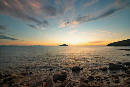 海岸沿いから眺める夕暮れ 海岸沿いから眺める夕暮れの写真