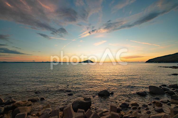 海岸沿いから眺める夕暮れ 海,夕暮れ,夕焼けの写真素材