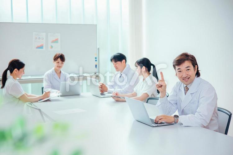 オンライン診察をする白衣を着た医者 医者,オンライン診療,パソコンの写真素材