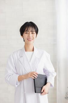 白衣を着た女性 白衣を着た女性 女性,女医,医者の写真素材