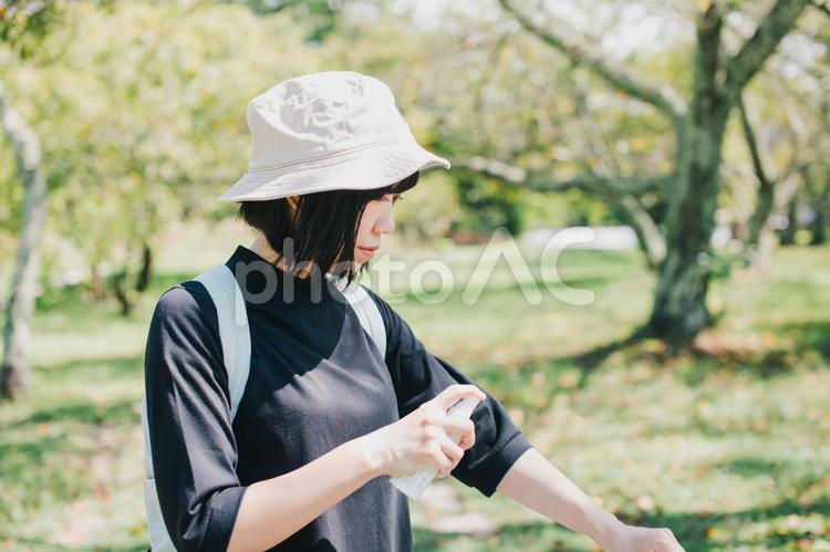 紫外線予防でUVスプレーをする女性 日焼け止め,日焼け止めクリーム,uvカットの写真素材
