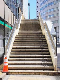 都会の中にある真っ直ぐな上り階段 階段,都会,上りの写真素材