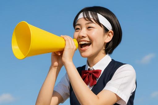 メガホンで応援する女子高生 メガホンで応援する女子高生の写真