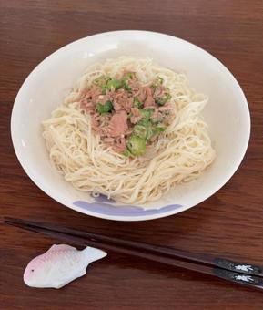 素麺と本つゆにオクラとツナ缶のぶっ掛け 素麺と本つゆにオクラとツナ缶のぶっ掛けの写真