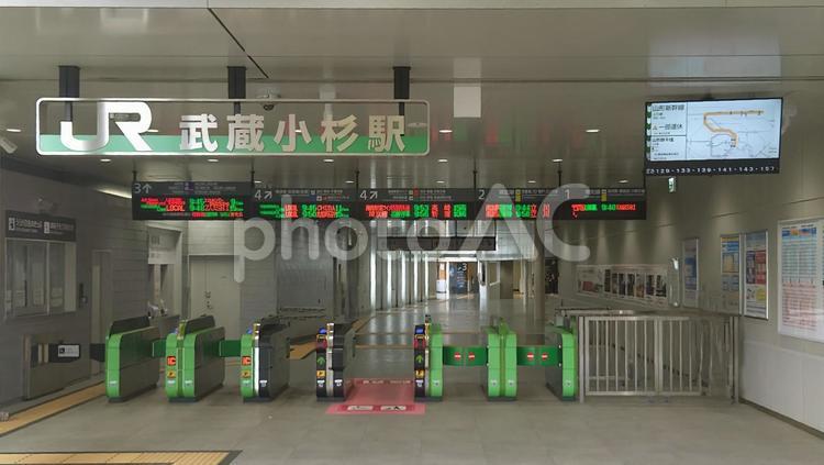 JR横須賀線 武蔵小杉駅 川崎市中原区 jr,武蔵小杉駅,改札の写真素材