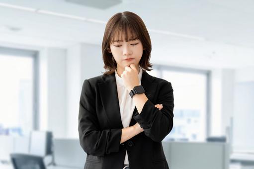 考えごとをする若い女性・ビジネスウーマン 女性,考える,悩むの写真素材
