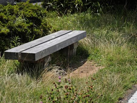 草むらの木製ベンチ ベンチ,木製ベンチ,公園の写真素材