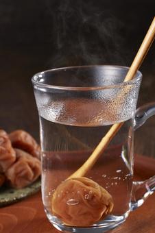 焼酎に梅干しを入れて 焼酎,お湯割り,梅干しの写真素材
