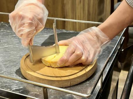 チーズを削る チーズを削る チーズカーラー,手首,腕の写真素材