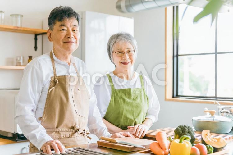 家で料理する日本人の高齢者夫婦（シニア） シニア,高齢者,老夫婦の写真素材