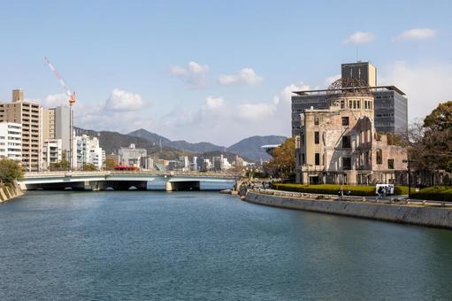 原爆ドームと穏やかに流れる川と青空 原爆ドーム,平和記念公園,3月の写真素材