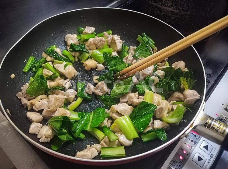 鶏もも肉と小松菜をフライパンで炒める 鶏肉,鶏もも肉,小松菜の写真素材