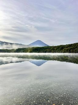 西湖と富士山 西湖と富士山 富士山,西湖,逆さ富士の写真素材