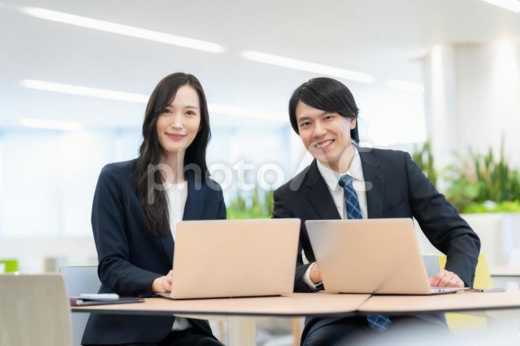 会議をする男女のビジネスマン ビジネス,会議,オフィスの写真素材