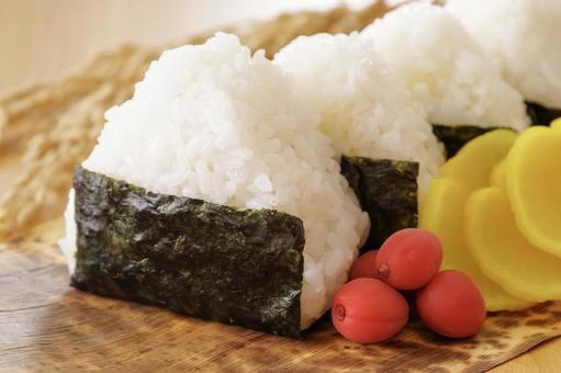 竹の皮に包まれた美味しそうなおにぎり弁当 米,白米,新米の写真素材