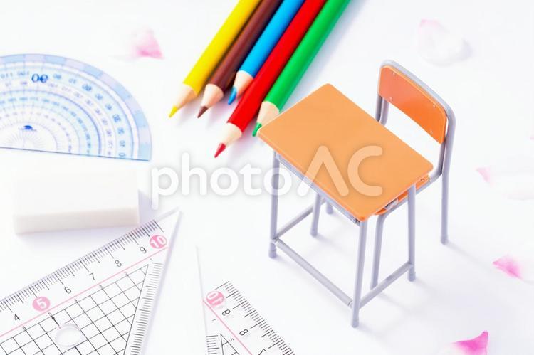 机と色鉛筆。学校、塾、習い事、新学期 文房具,机,鉛筆の写真素材