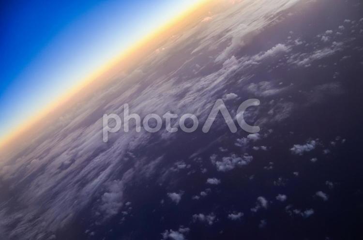 飛行機から感じる地球の丸さ、朝焼け 朝焼け,オレンジ,青の写真素材
