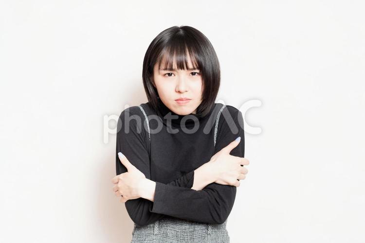 寒くて震えている若い女性 体調不良,寒気,悪寒の写真素材