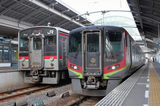 キハ2700型特急うずしお号と7200系 jr,jr四国,予讃線の写真素材